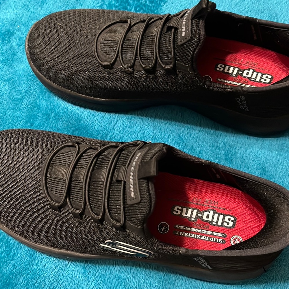 Tennis shoes